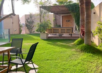 منتجع فندقي بمسبح ومسطح اخضر