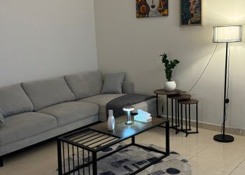 استديو بأثاث مريح وبسيط 