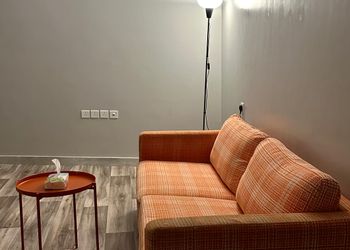 استديو بأثاث مريح وبسيط 