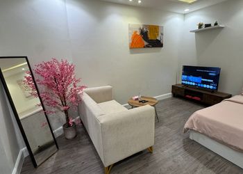 استديو بسرير ماستر وجلسة مريحة 