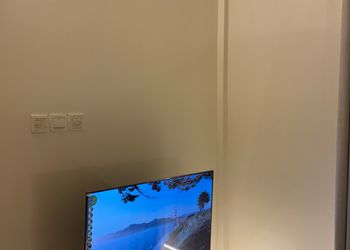 استديو بأثاث مريح وبسيط 