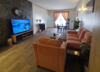استديو بفناء خارجي ومدخل سيارة 