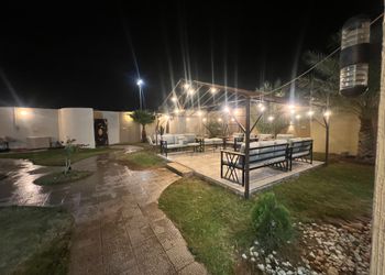شاليه بمسطح اخضر وجلسة خارجية 