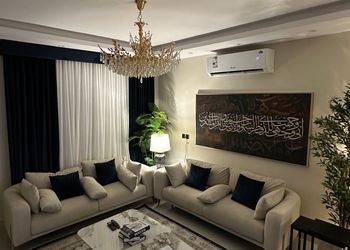 شقة بصالة وثلاث غرف نوم
