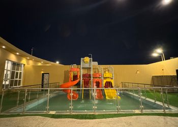 شاليه بمسطح اخضر وألعاب رمليه