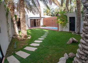 شاليه بغرفة مطلة على المسبح