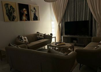 شقة بصالة وثلاث غرف نوم 