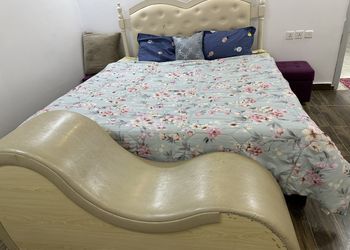 شاليه بمسطح اخضر وجلسة خارجية 