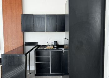 شاليه بمسطح اخضر وجلسات خارجيه