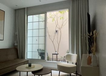 استديو بأثاث مريح وبسيط 