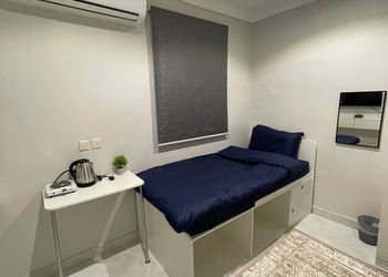 استديو بأثاث مريح وبسيط 