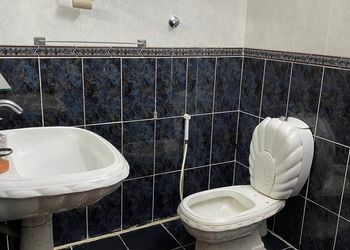 شقة بثلاث غرف نوم  و صالة 