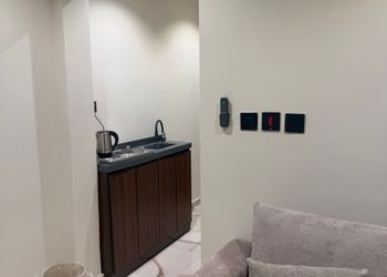 استديو بأثاث مريح وبسيط 