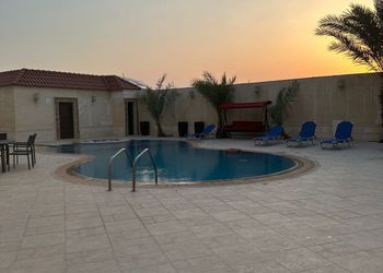 شاليه بمسطح اخضر ومسبح