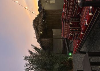 مخيم بجلسة خارجية وألعاب أطفال 
