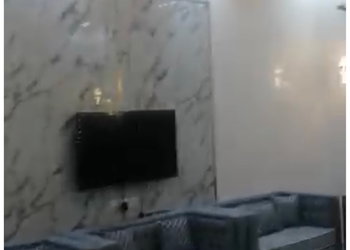 شاليه بجلسة خارجية على المسبح 