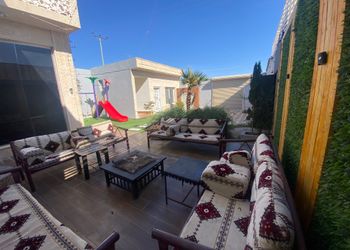 شاليه بمسطح اخضر ومسبح 