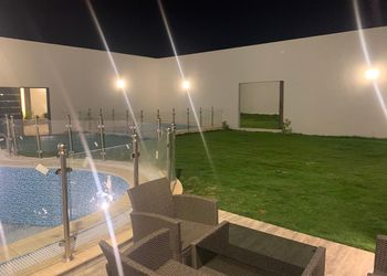 شاليه بمسطح اخضر وجلسة خارجية 