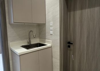 استديو بسرير ماستر وأثاث مريح 