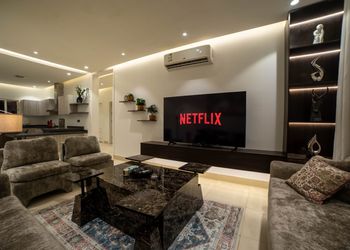 شقة بغرفتين وسينما وبلياردو