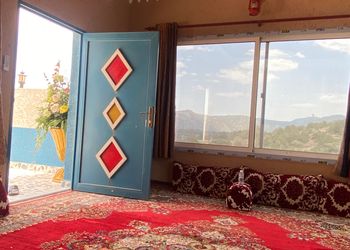 استراحة بمجلس وفناء خارجي 