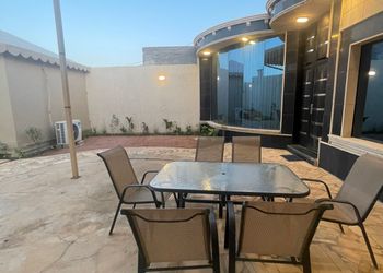 شاليه بمجالس وجلسة خارجية 