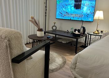 استديو بأثاث مريح وبسيط 
