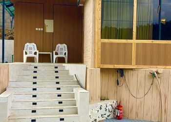 كوخ بأجواء ريفية وصالة مريحة