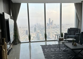 شقة بصالة وبإطلالة على المدينة 