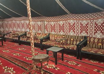 مخيم ببيت شعر و جلسة خارجية