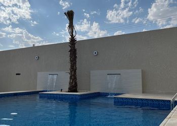 شاليه بصالة مطلة على المسبح 