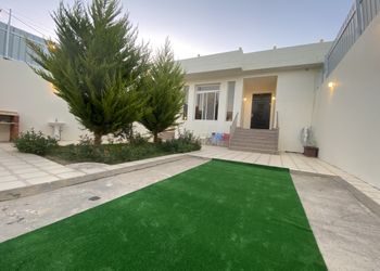 استراحة بمسطح اخضر ومجلس