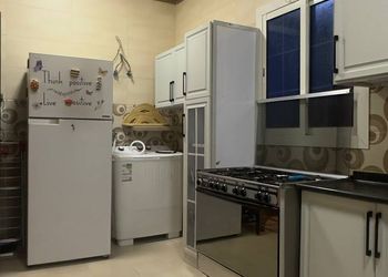 شقة بغرفة معيشة وغرفتين نوم 
