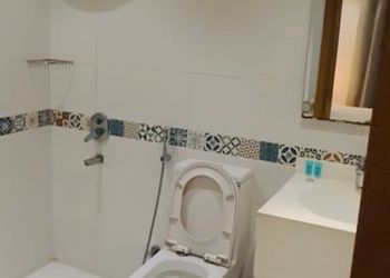 شقة بغرفة معيشة وغرفة نوم 
