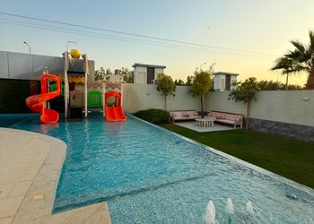 شاليه بمسطح اخضر وجلسة خارجية