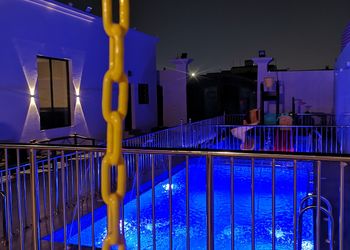 استراحة بمسطح اخضر وجلسة خارجية