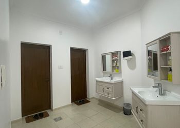 شاليه بمسبح وجلسات خارجية ومجالس