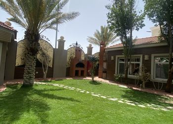 استراحة بمسبح داخلي ومسطح اخضر