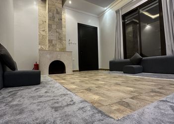 شاليه بألعاب أطفال ومسبح خارجي