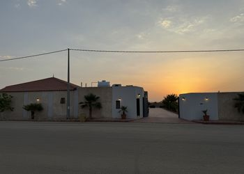 استراحة بمجلس واسع وفناء خارجي 