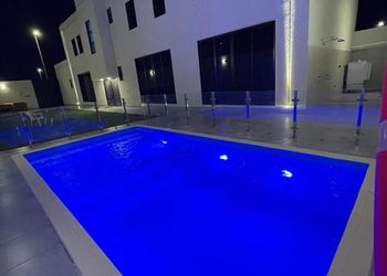 شاليه بمسطح اخضر ومسبح 