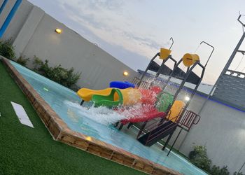 شاليه بجلسة خارجية و مسطح اخضر