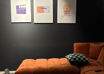 شقة بصالة واسعة وسينما منزلية