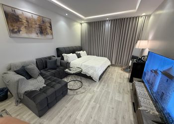 استديو بأثاث مريح وبسيط 