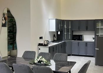 شاليه بجلسة تطل على مسبح خارجي 