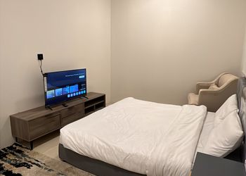 استديو بسريرين مفردة و أثاث مريح