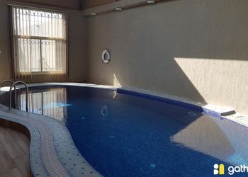 شاليه بمسطح اخضر والعاب اطفال 