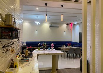 شاليه بمسطح اخضر ومسبح 