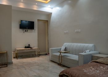 استديو بسرير مفرد وجلسة جانبية 