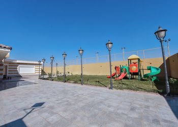 استراحة بمسطح اخضر ومسبح خارجي